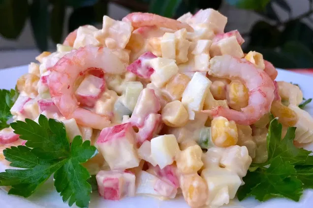 Салат с креветками и крабовыми палочками