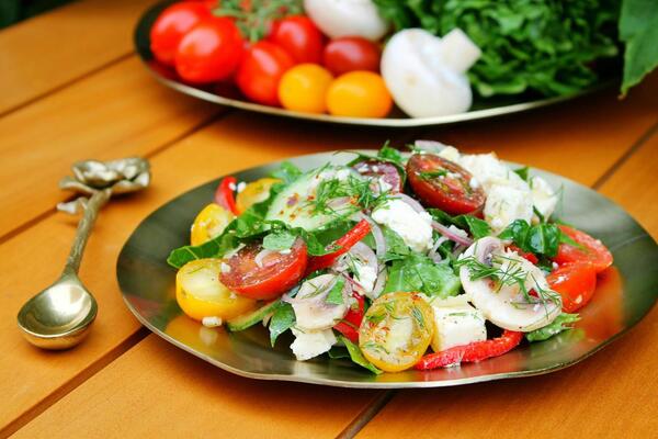 Салат с манго и сливочным сыром