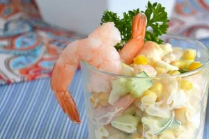Салат з креветками та консервованою кукурудзою - покроковий рецепт Салат з креветками та консервованою кукурудзою - покроковий рецепт