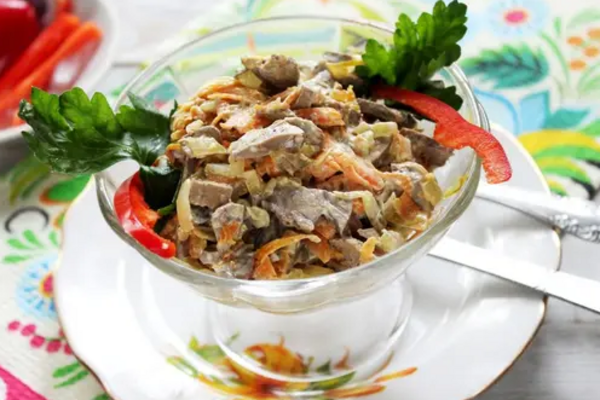 Салат с куриной печенью и корейской морковью