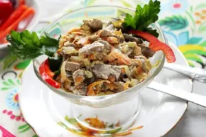 Салат з курячою печінкою і корейською морквою - покроковий рецепт Салат з курячою печінкою і корейською морквою - покроковий рецепт