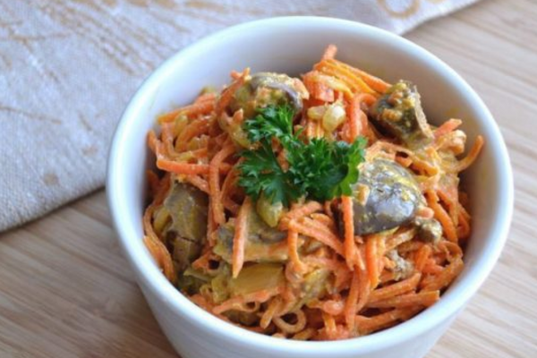 Салат з серцем і корейської морквою