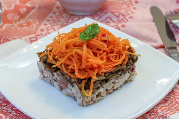 Салат з корейською морквою і грибами