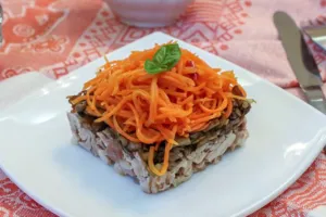 Салат з корейською морквою і грибами - покроковий рецепт Салат з корейською морквою і грибами - покроковий рецепт
