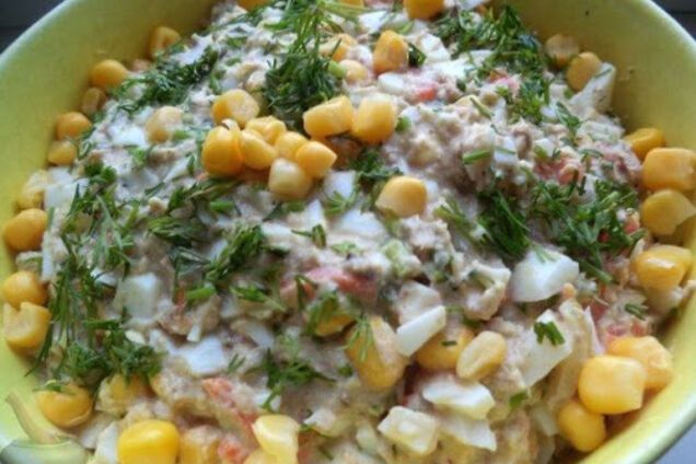 Салат с сардиной и кукурузой