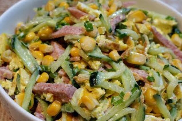 Салат с огурцом и кукурузой