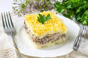 Салат "Дамський каприз" з куркою і ананасами - покроковий рецепт Салат "Дамський каприз" з куркою і ананасами - покроковий рецепт