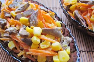 Салат из куриных сердечек с кукурузой - пошаговый рецепт Салат из куриных сердечек с кукурузой - пошаговый рецепт