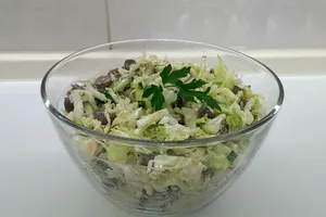 Салат з курячими сердечками і пекінською капустою - покроковий рецепт Салат з курячими сердечками і пекінською капустою - покроковий рецепт
