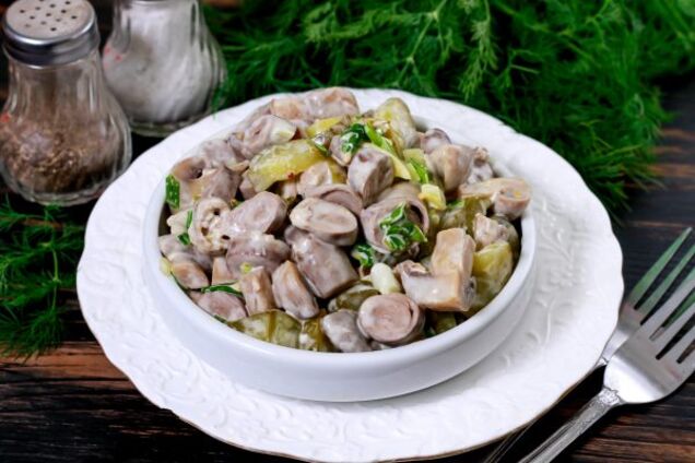 Салат з курячими сердечками і печерицями