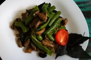 Салат з курячими сердечками і квасолею - покроковий рецепт Салат з курячими сердечками і квасолею - покроковий рецепт