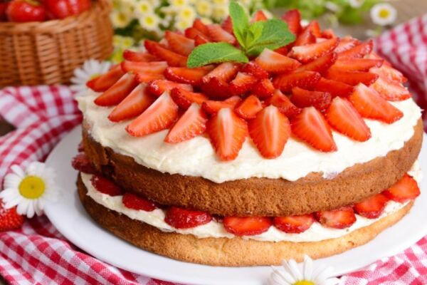 Торт з полуницею і сметаною