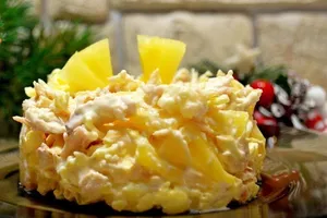 Салат з сиром, ананасом і куркою - покроковий рецепт Салат з сиром, ананасом і куркою - покроковий рецепт