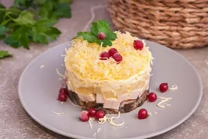 Салат з ананасами та кукурудзою - покроковий рецепт Салат з ананасами та кукурудзою - покроковий рецепт