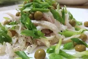 Салат з кальмарами та горошком - покроковий рецепт Салат з кальмарами та горошком - покроковий рецепт