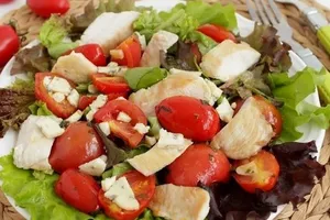 Салат з куркою та помідорами - покроковий рецепт Салат з куркою та помідорами - покроковий рецепт