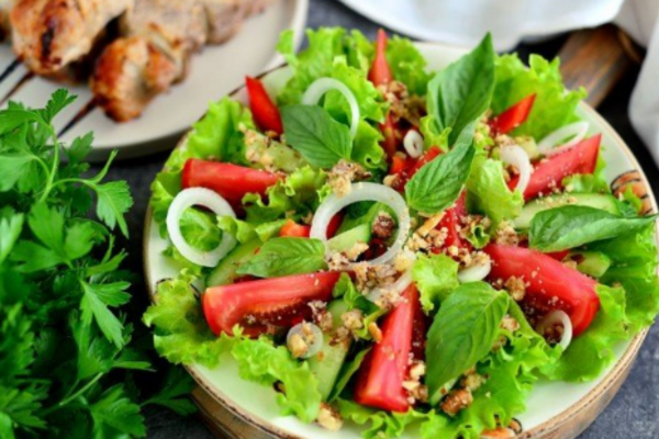 Грузинский салат с орехами