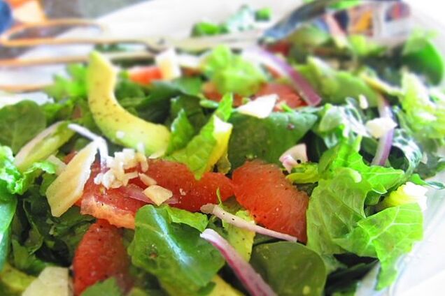 Салат с кальмаром и авокадо