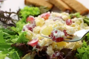 Салат з виноградом і курячим філе - покроковий рецепт Салат з виноградом і курячим філе - покроковий рецепт