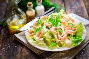 Салат с кальмарами и креветками - пошаговый рецепт Салат с кальмарами и креветками - пошаговый рецепт