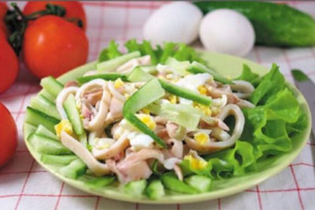 Салат из кальмаров с луком