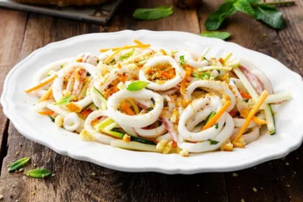 Ніжний салат із кальмарами