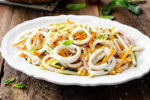 Нежный салат с кальмарами - пошаговый рецепт Нежный салат с кальмарами - пошаговый рецепт