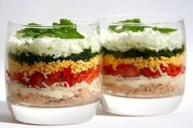 Салат з копченою куркою та огірками