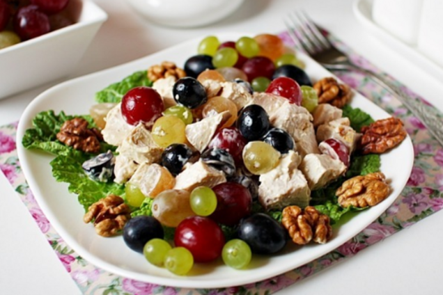 Слоеный салат с курицей и виноградом