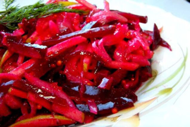 Салат с буряком и яблоком