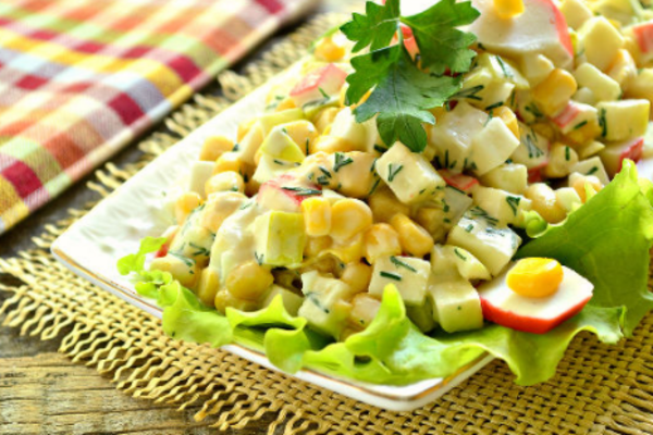 Салат с крабовыми палочками, яблоком и плавленым сыром