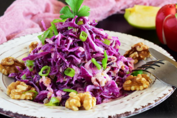Салат из красной капусты с яблоком
