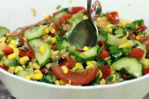Салат из черемши с кукурузой и помидорами - пошаговый рецепт Салат из черемши с кукурузой и помидорами - пошаговый рецепт