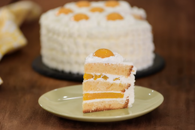 Бисквитный торт с консервированными персиками