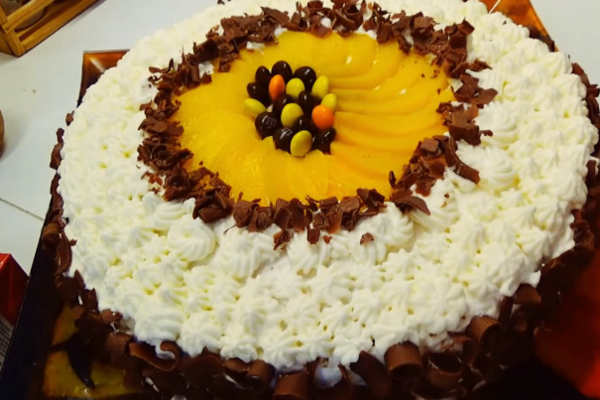 Торт з персиками