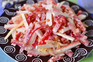 Новогодний салат с крабовыми палочками - пошаговый рецепт Новогодний салат с крабовыми палочками - пошаговый рецепт