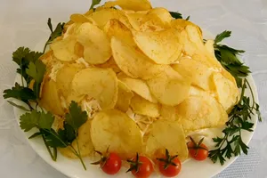 Салат с чипсами и крабовыми палочками - пошаговый рецепт Салат с чипсами и крабовыми палочками - пошаговый рецепт