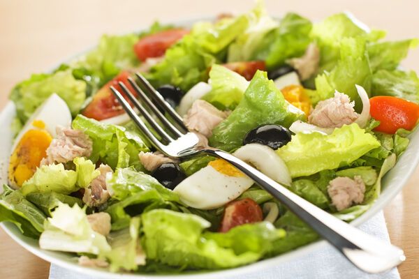 Салат с тунцом и кукурузой