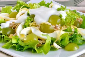 Салат з куркою, ананасами і виноградом - покроковий рецепт Салат з куркою, ананасами і виноградом - покроковий рецепт