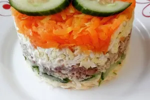 Салат с консервами и рисом - пошаговый рецепт Салат с консервами и рисом - пошаговый рецепт