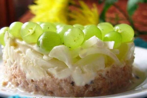 Салат с виноградом, курицей и сыром