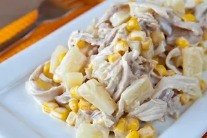Салат з ананасом, куркою і кукурудзою - покроковий рецепт Салат з ананасом, куркою і кукурудзою - покроковий рецепт