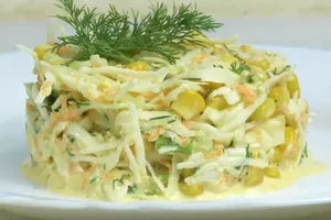 Салат з консервованою кукурудзою - покроковий рецепт Салат з консервованою кукурудзою - покроковий рецепт
