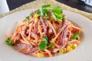 Салат с кукурузой и колбасой - пошаговый рецепт Салат с кукурузой и колбасой - пошаговый рецепт