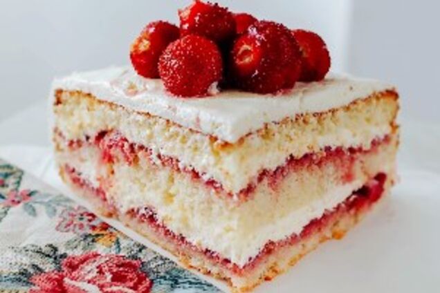 Бисквитный торт с клубникой