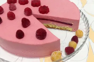 Торт з малиною та вершками - покроковий рецепт Торт з малиною та вершками - покроковий рецепт