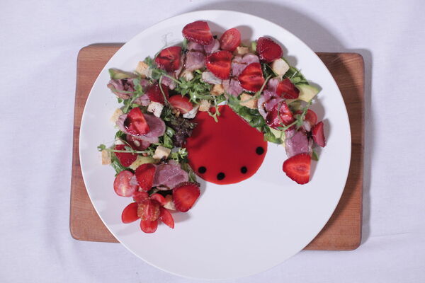 Салат с утиным филе и клубникой для изысканного ужина