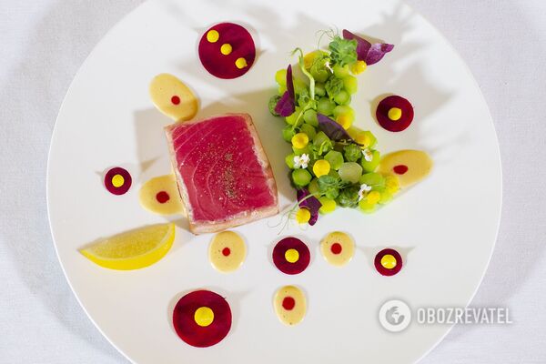 Стейк из тунца со спаржей