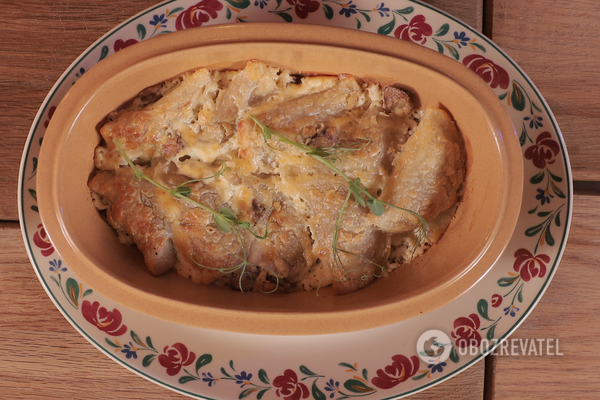 Вареники з гречкою та курячою печінкою, запечені під грибним соусом