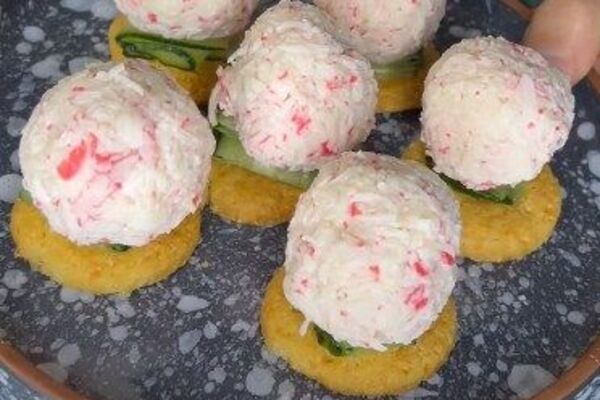 Закуска с крабовыми палочками на сырных крекерах